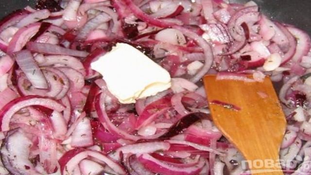 Картофель, запеченный с яблоками и красным луком
