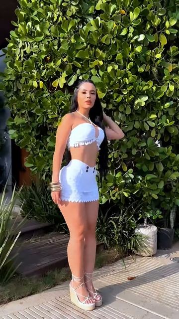 Mp_2bX38xTk - This girl looks stunning in this outfit #shorts