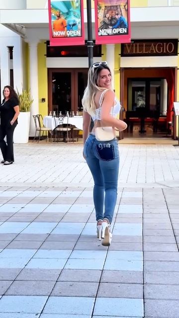 OjCH2fyBbvg - These Fit Jeans look beautiful on this girl #shorts