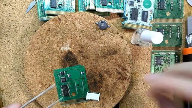 Ставлю адаптер для флешки на картридж Gameboy.