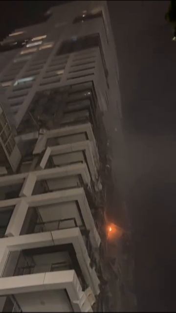 Обстановка в центре Тель-Авива в месте, куда прилетела иранская ракета.