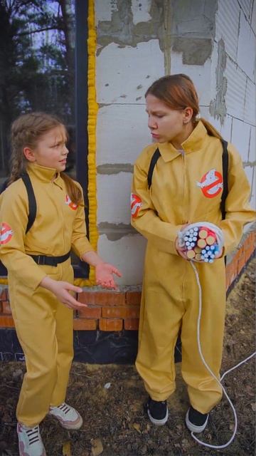 With my little sister we are escaping from zombies! #sisiters #zombie #zombiesvsplants