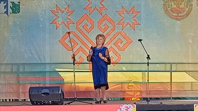 Поет Валентина Абакумова на сцене Акатуй