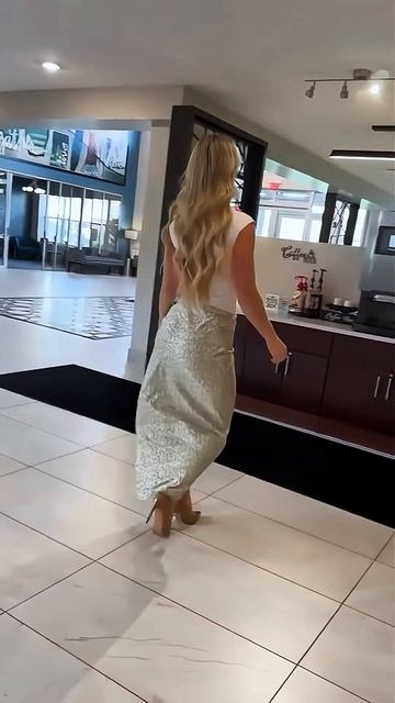 VQjmAhngl-w - Gorgeous model in a glamorous long tight dress #fashion  #style #outfit #shorts