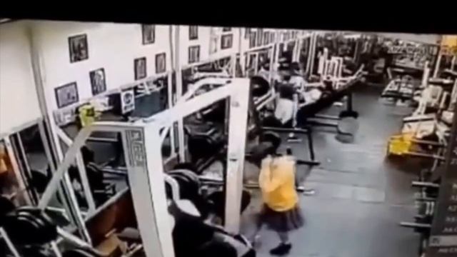 Штанга упала девушке на голову и зажала на лавке.