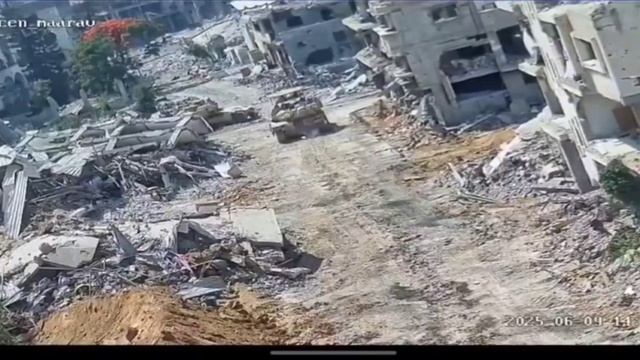 Боец ХАМАСа в секторе Газа устанавливает взрывное устройство под израильским танком «Меркава».