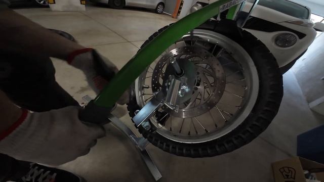 Замена резины Continental  TKC70 на мотоцикле  BMW F650 Funduro