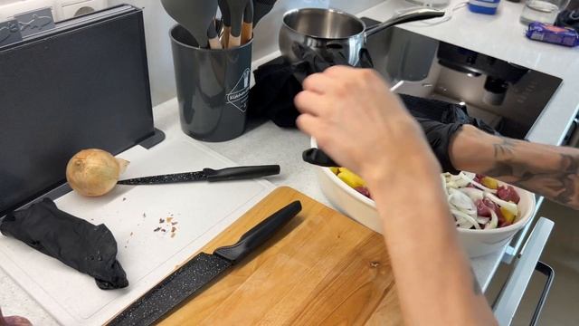 Залипательное видео готовки. Говядина с картофелем в ?