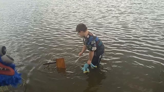 Купается с игрушками хагги вагги