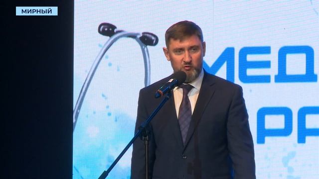 145 работников сферы здравоохранения Мирнинского района получили награды ко Дню медика