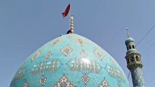 Иран водрузил кроваво-красный флаг мести на мечети из-за ударов Израилем