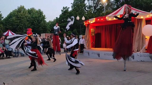 Театр "Happy People", цирковой спектакль "Red Chess", сняла начало, до конца не досмотрели