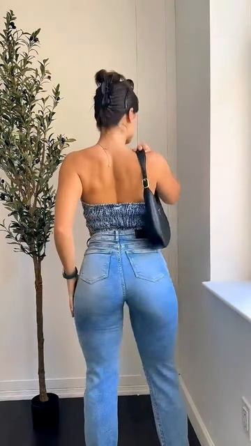 POzgoAhsM2s - These Fit Jeans look beautiful in this girl #shorts