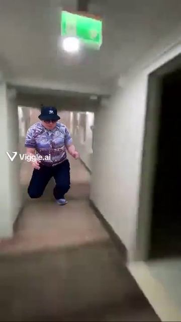 Чел бежит по коридору # мем # какашки # Максим