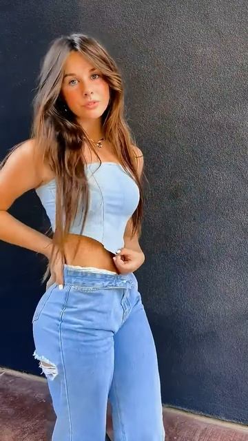 J-3OwxQoUwc - These Fit Jeans look beautiful in this girl #shorts