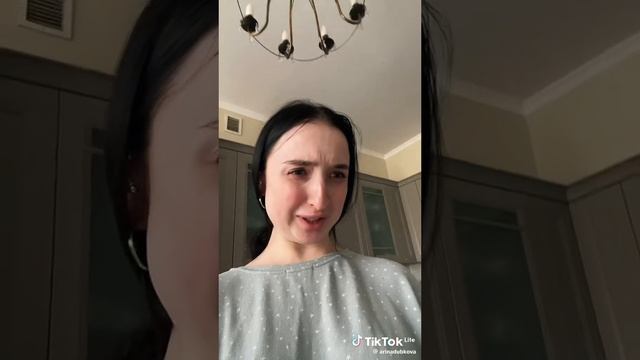 пов когда хотела пересодить попугая.