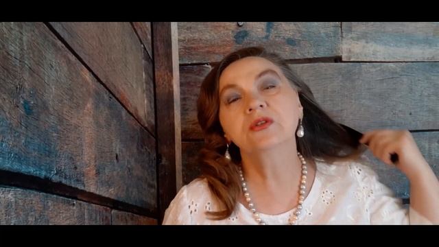 Сиреневые розы на белой шляпке