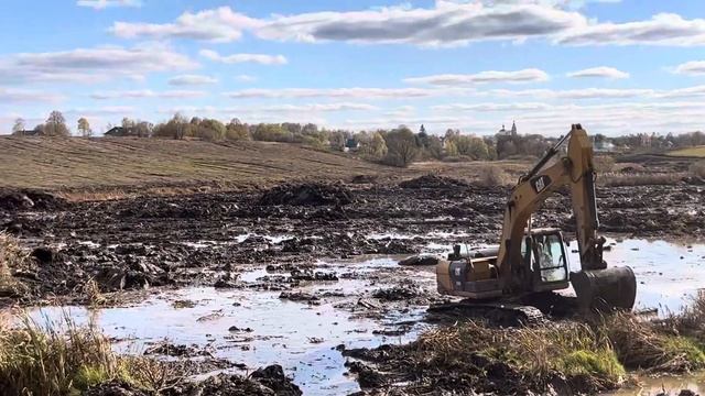 Экскаватор выбирается из опасного участка - расчистка