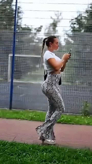 SunCa8CY8so - Beautiful model in tight palazzo pants street style summer outfit #fashion  #style #ou