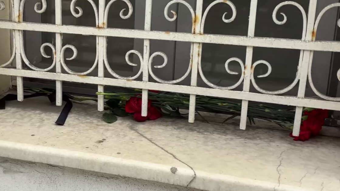 Стихийный мемориал появился у посольства Ирана в Москве