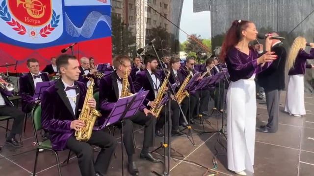 На сцене в исполнении Духового оркестра Щелковского театра звучит композиция «Dancing Queen»