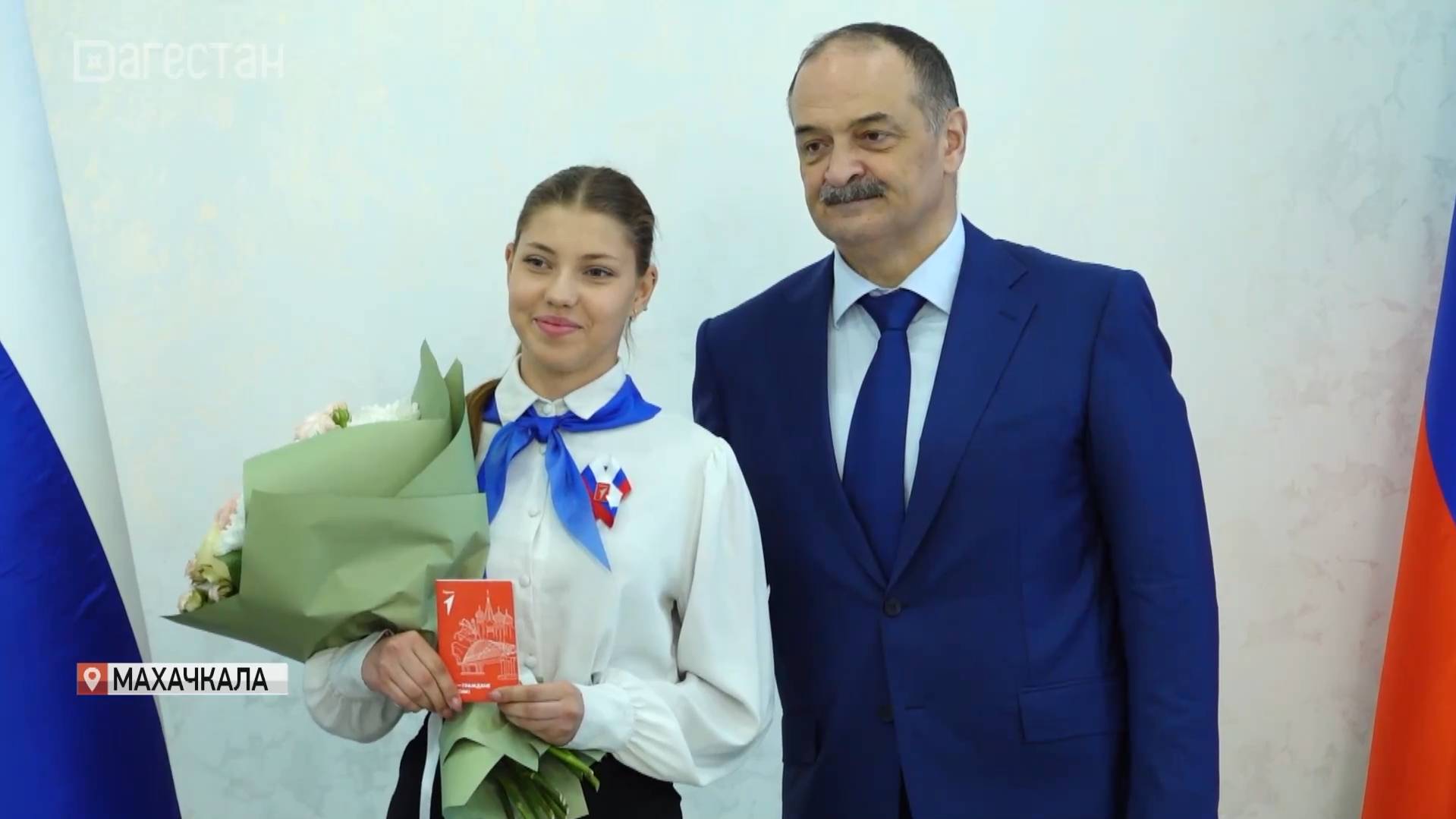 Сергей Меликов вручил паспорта участникам Движения Первых