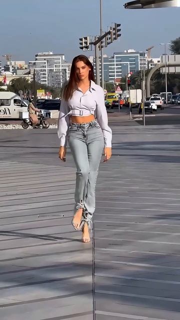 Uu3N4dSdSX4 - These Fit Jeans look beautiful on this girl #shorts