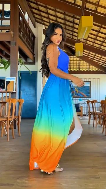 Pl3BxIa-kMY - This girl looks stunning in these dresses #shorts