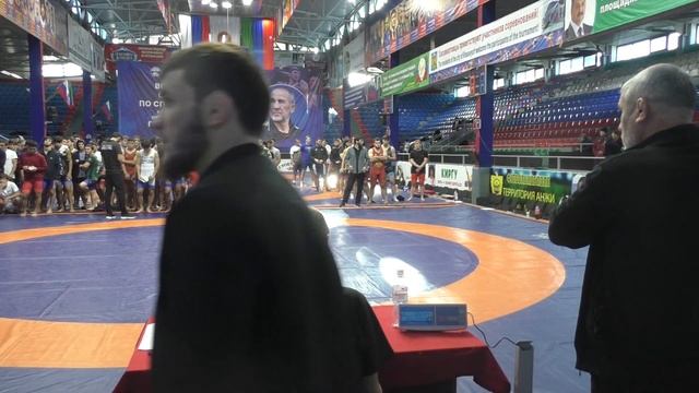 Взвешивание борцов до 74 и 79 кг.