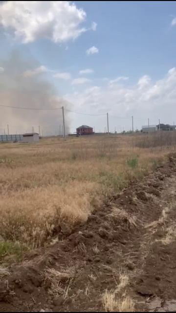 В ОГНЕ: в Волгодонске горит поле с домами для многодетных семей на Ростовском шоссе.