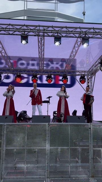"Зорька алая". ВИА "Крапива"