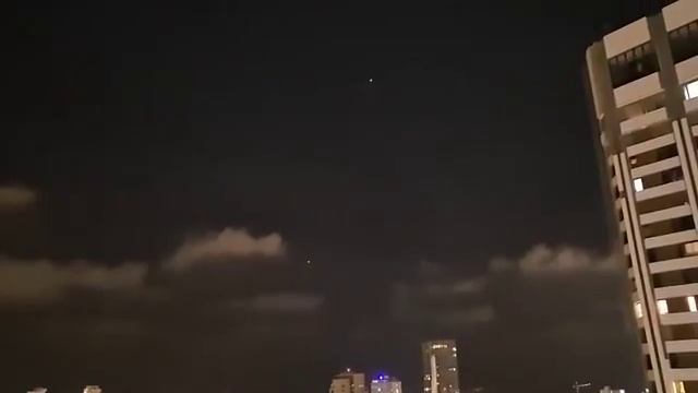 Еще кадры запущенной баллистики в сторону Израиля.
 На последнем видео запуск израильских противорак