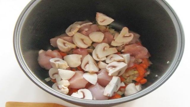 Гречка с мясом и грибами в мультиварке