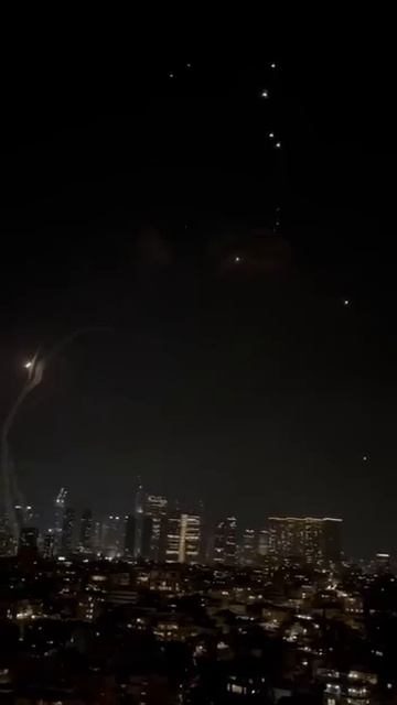 Видео с поражением еще одной батареи противоракет в Тель-Авиве.