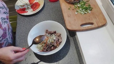 Салат с рыжиками, фасолью, языком. Интересный состав. Я