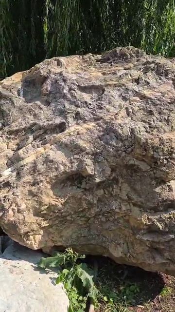 Глыба гигант Лиственит. Такой валун не только привлечет внимание, но и создаст атмосферу уюта