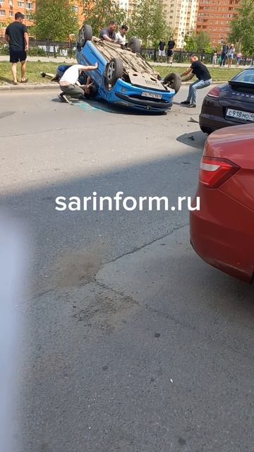 На проспекте Героев Отечества в Саратове опрокинулась иномарка