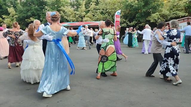 Пушкинский бал прошел в парке усадьбы Трубецких