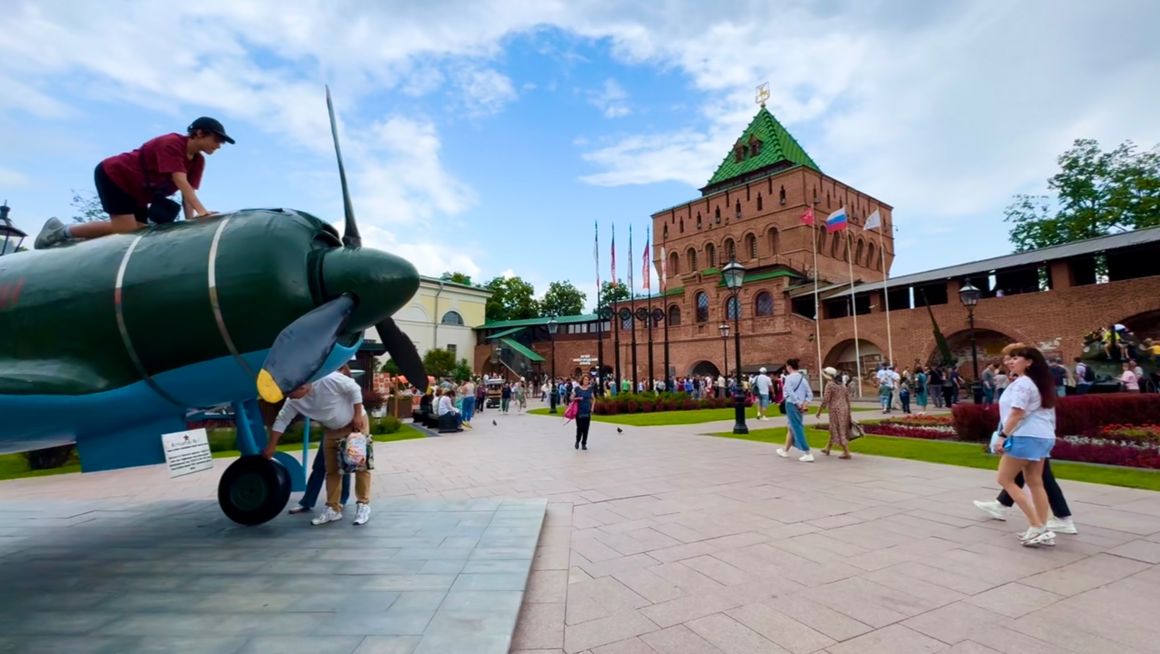 Гуляем в Кремле, вечный 🔥🌲🌳 🌸🌹🪻🌺🌼, большая вероятность дождя 🌧️