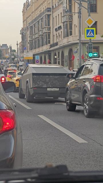 TESLA CYBERTRUCK