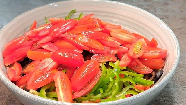 Салат из паприки. Готовим и наслаждаемся вкусом этого