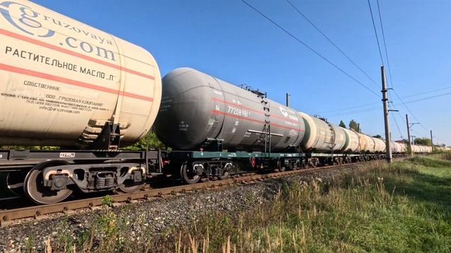 Тепловоз 2ТЭ25КМ-0382 с грузовым поездом