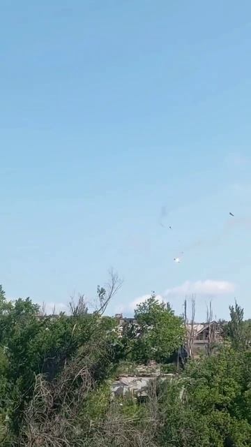Под Соледаром френдлифаер.
Су-25 сбил другого. 
Передают военные каналы.