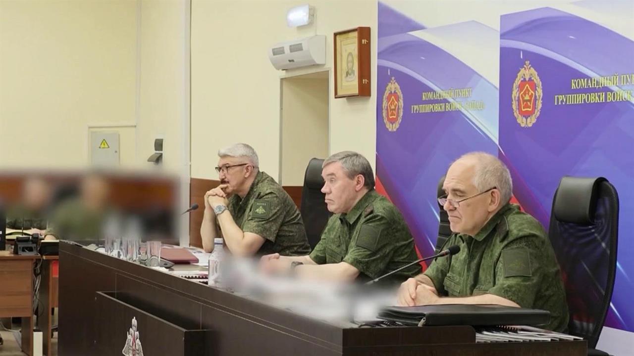 Начальник Генштаба ВС России посетил командный пункт группировки войск "Запад"
