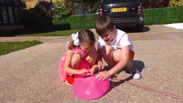 Мистер Макс Макс и игры с водой на улице