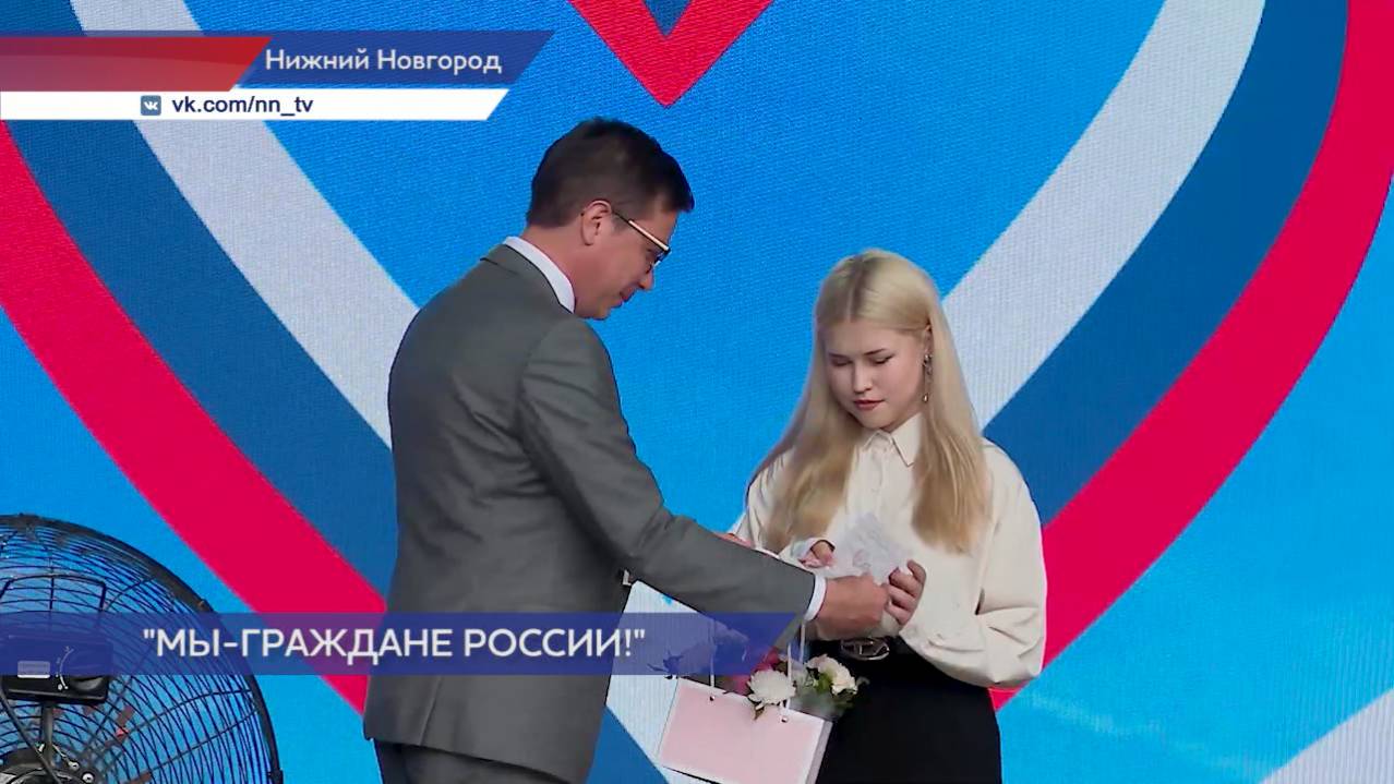 Школьники получили первые паспорта в центре Нижнего Новгорода