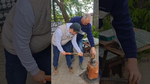 Выковал себе памятную монету, у входа в Гродненский замок (расскажу о нем в следующем видео!). 🎞...