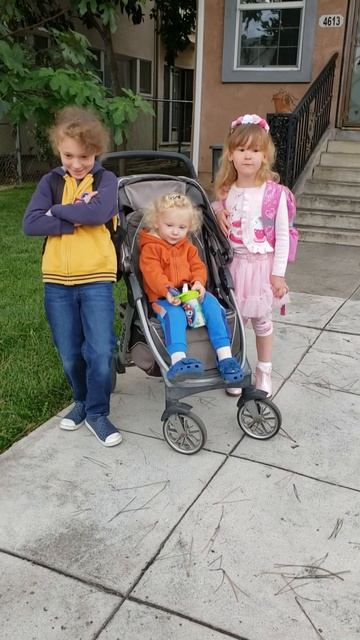 Идем в школу на выпускной.