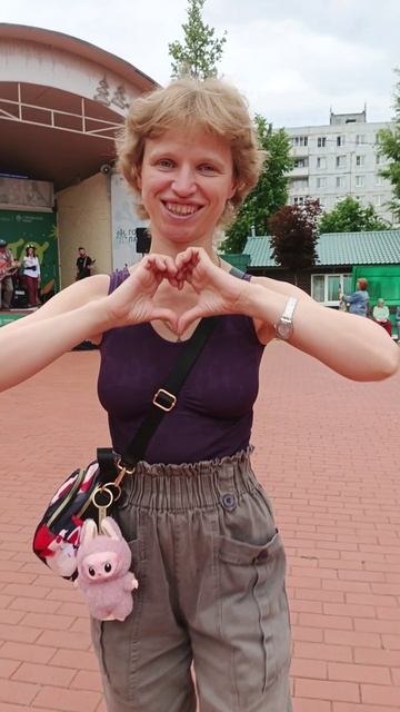 Тиктокерша на лабутенах и в ослепительных штанах и с офигительной Лабубу.