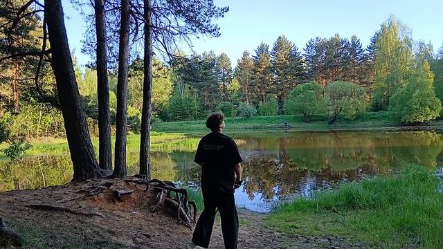 Пинаем шишки на лесном водоеме с пацанами